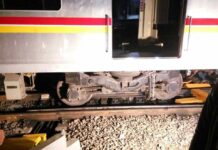 Rangkaian KRL Lintas Tangerang Anjlok Di Stasiun Duri