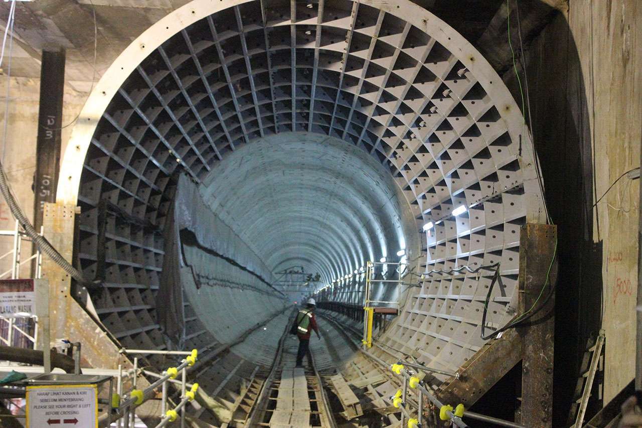 Slab yang terpasang di ujung calon peron stasiun Bundaran HI (Dean Astarada)