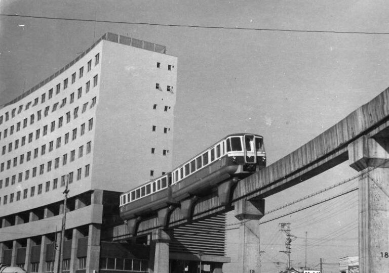 Monorel Himeji melintas di Stasiun Daishogun saat masih aktif beroperasi tahun 60-an.