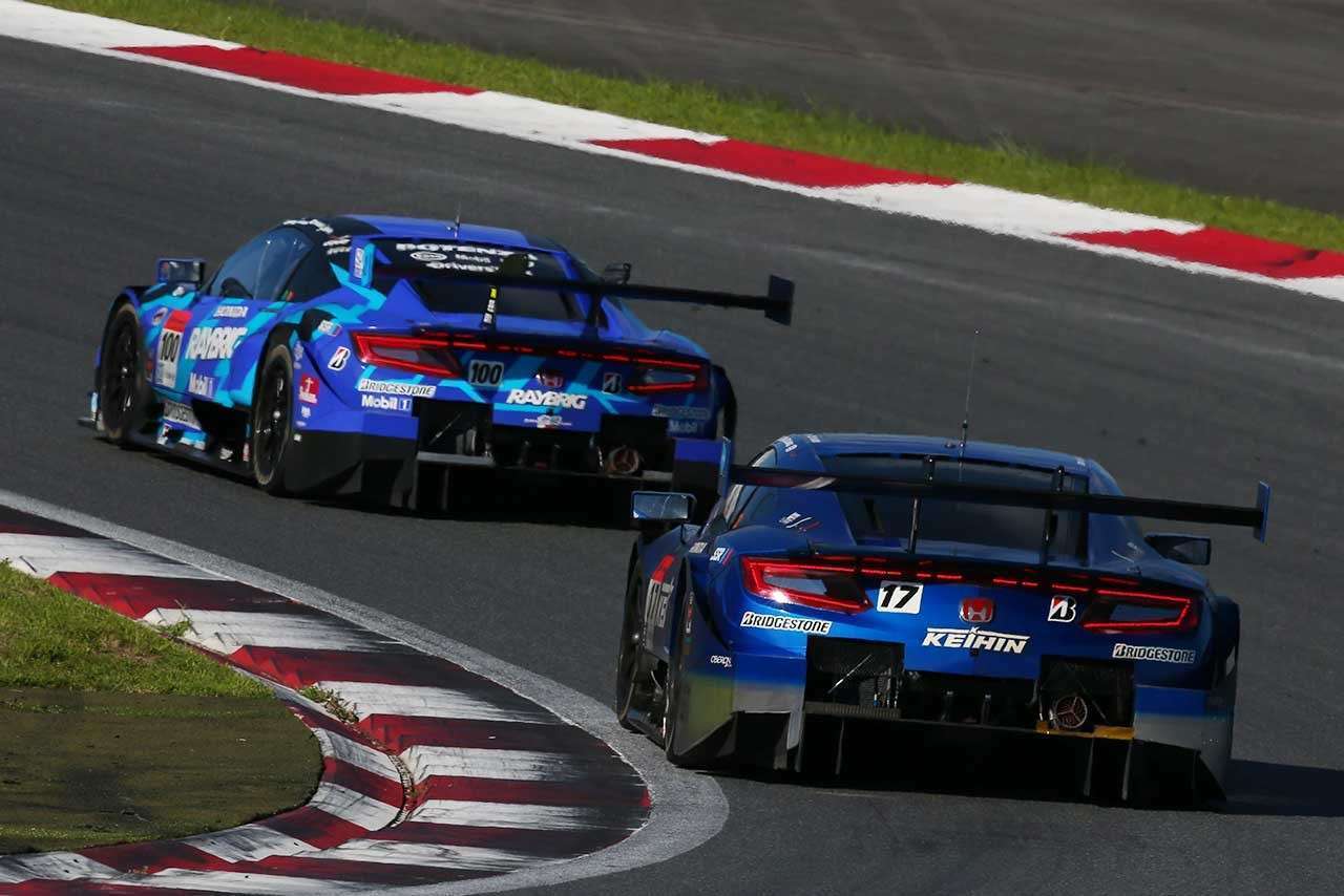 Aksi kejar-mengejar antara RAYBRIG NSX #100 dan KEIHIN NSX #17 (sumber: Takashi Ogasawara/as-web.jp)