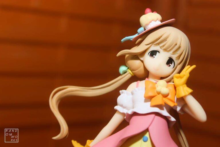 Senyum penuh kepalsuan?