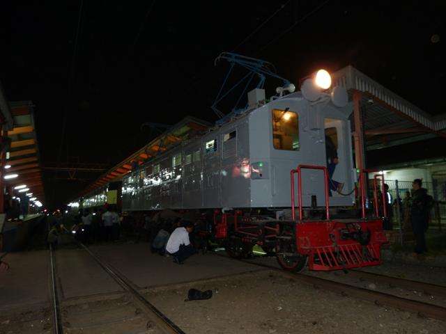 Lokomotif seri ESS-3201 "Si Bon-Bon" dan 2 kereta Djoko Kendil di Stasiun Depok | Foto: Andi Ardiansyah