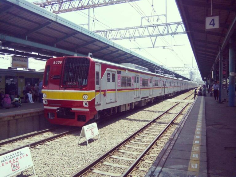 KRL eks-Tokyo Metro 6000 rangkaian 6008F jalani debutnya hari ini di lintas Jabodetabek | Foto: Fasubkhanali