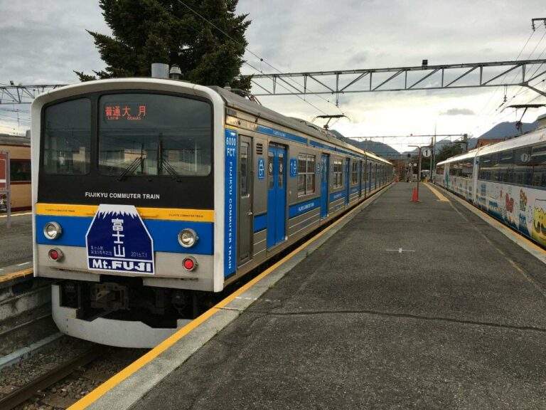 KRL seri 6000 milik Fujikyu | Foto: SatoHiro