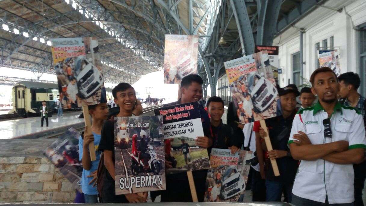 Persiapan kegiatan sosialisasi di perlintasan KA | Foto: Farouq Adhari