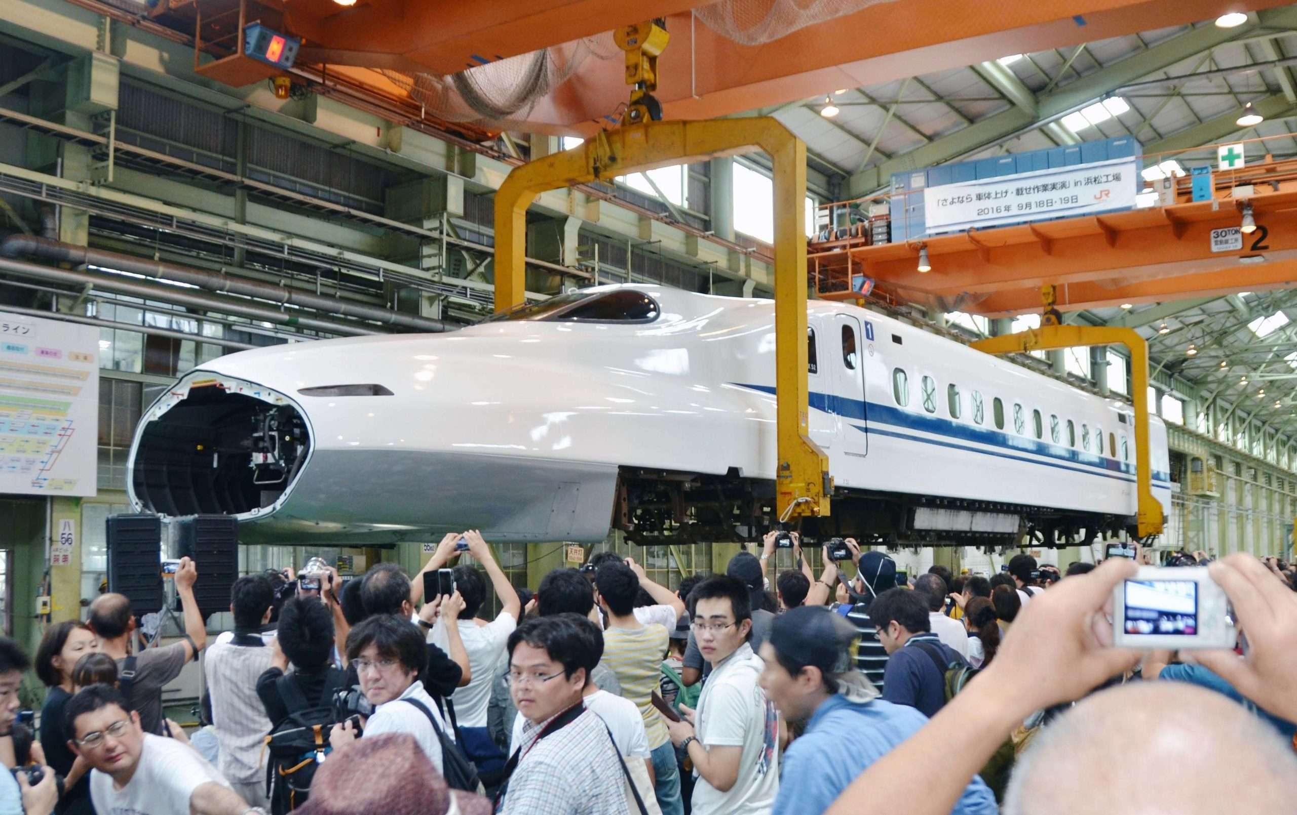 n-shinkansen-a-20160920 "Flying Shinkansen" atau metode pengangkatan shinkansen untuk keperluan perawatan | Sumber: KYODO