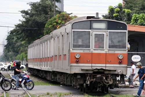 KRL seri ex JR 203 milik PNR. KRL dengan seri yang sama juga beroperasi di Jakarta.