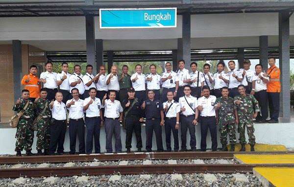 Foto Bersama para Rombongan di Stasiun Bungkah | Sumber: Kereta Api Kita