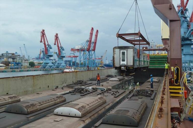 KRL seri 6000 eks Tokyo Metro saat masih berada di dalam kapal | Foto: Satoshi Takagi