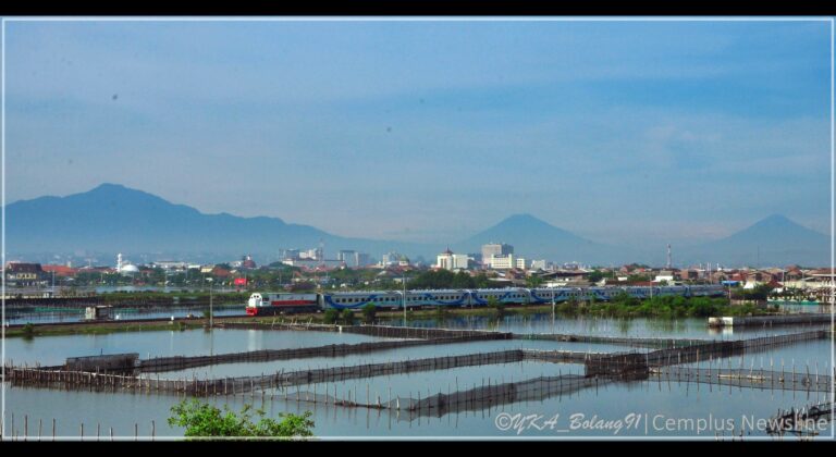 KA Ambarawa Ekspress Melewati Area Tambak Eks Balai Yasa Pengapon