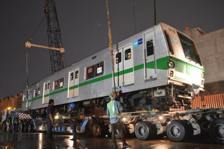 Kereta 6118 yang diturunkan dari kapal ke rel | Foto: Satoshi Takagi