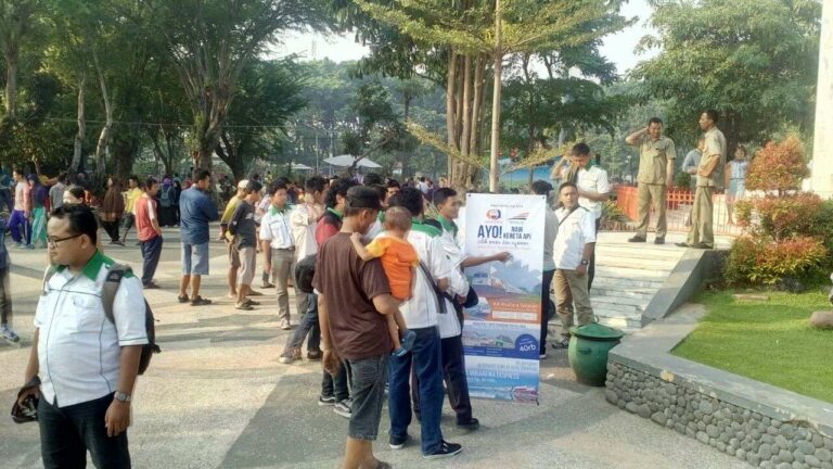 Anggota SKAI8 sedang bersosialisasi KA di Car Free Day Sidoarjo