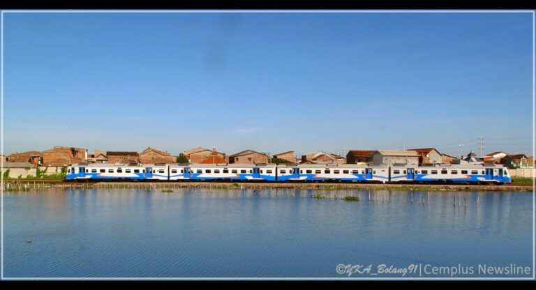 KRDI AC Cepu Ekspress Melewati Area Tambak Ronggowarsito