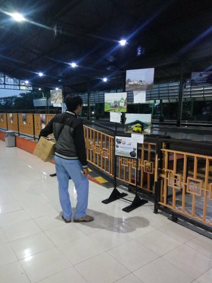 Penumpang KA menikmati pameran sembari menunggu keretanya datang