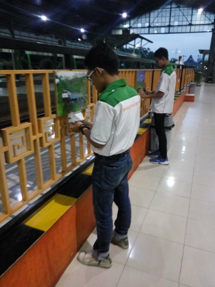 Chandra sedang menyusun foto yang akan dipamerkan