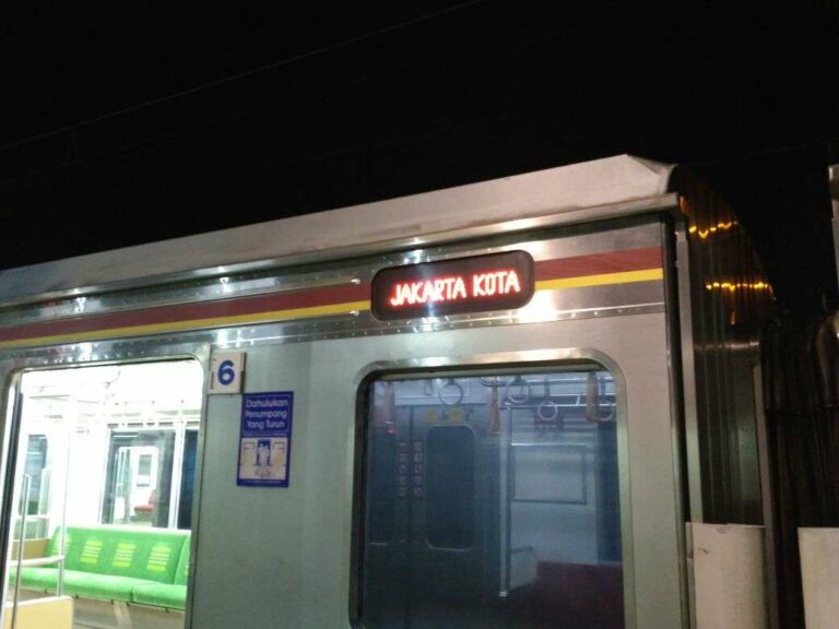 LED Display bagian samping yang menampilkan tujuan akhir | Foto: Kevin W