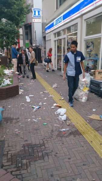 Sampah di depan Lawson