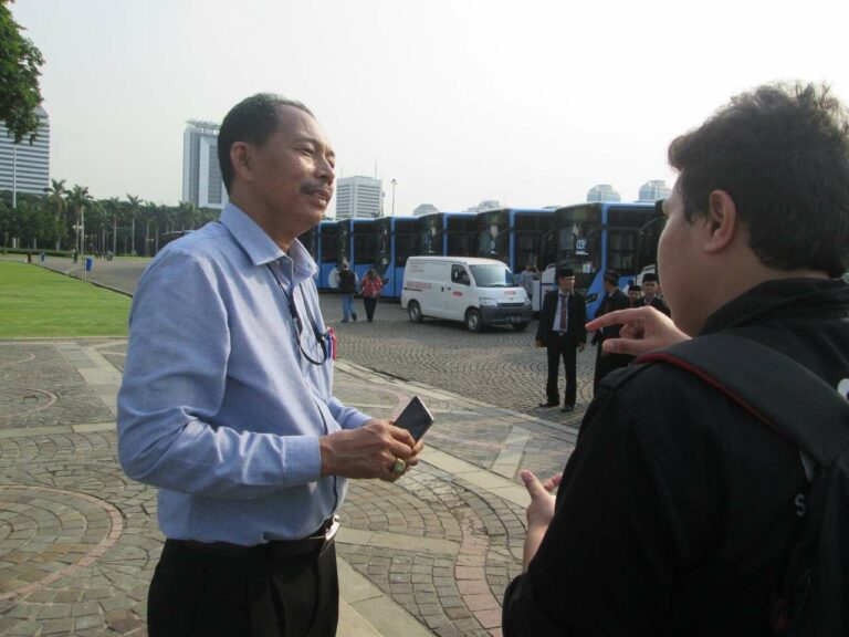 Tim KAORI berbicara dengan GM Operasi Transjakarta Sugeng Pamuji.