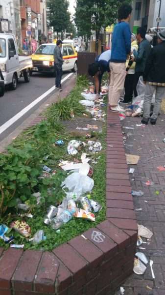Sampah di pinggir jalan Shibuya