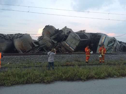 Dua lokomotif yang ikut anjlok | Sumber: New Strait Times