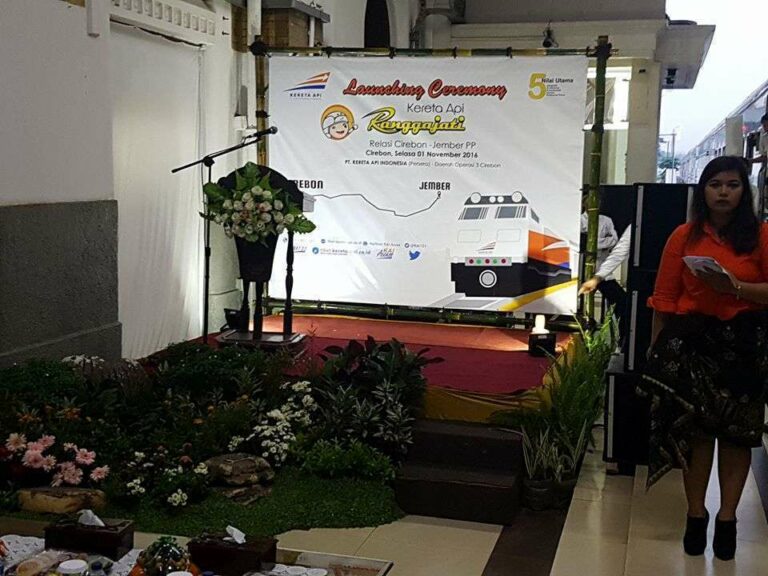 Panggung peresmian KA Ranggajati di Cirebon | Foto: Rio Prabowo