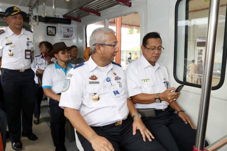 DirjenKA bersama DU KAI bersama-sama mencoba KA Lembah Anai | Sumber: Kereta Api Kita