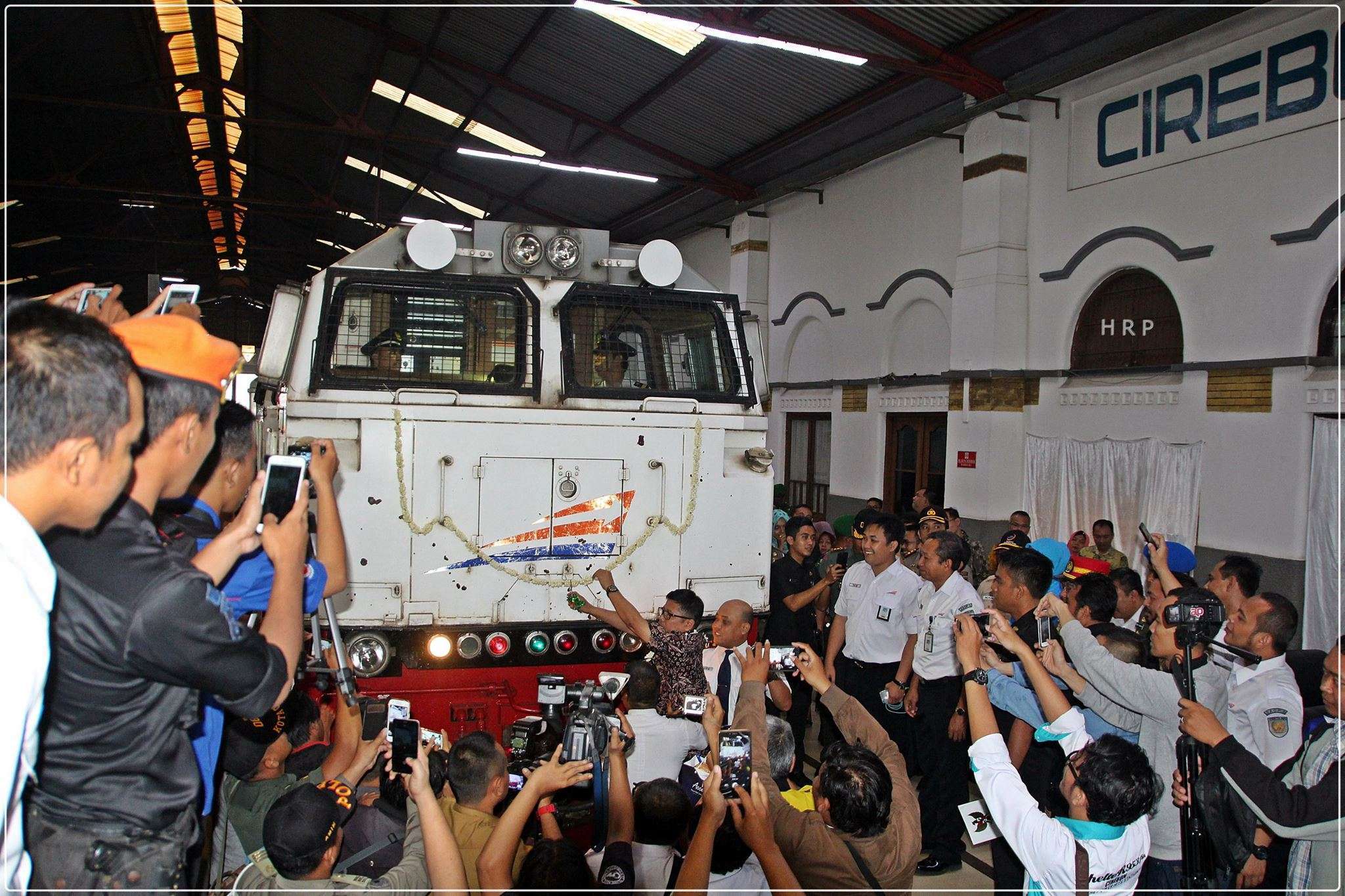 14902745_1170542702980962_4050139609907963819_o Pemotongan untaian bunga saat peresmian KA Ranggajati dari Cirebon. | Foto: Rio Prabowo