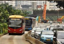 Bus Yutong (merah)produk buatan Tiongkok dan bus Scania (biru) buatan Swedia (ilustrasi) | Foto: Fasubkhanali