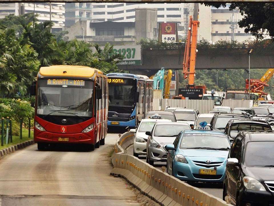 14906826_10206535019925035_6958410856776851488_n Bus Yutong (merah)produk buatan Tiongkok dan bus Scania (biru) buatan Swedia (ilustrasi) | Foto: Fasubkhanali