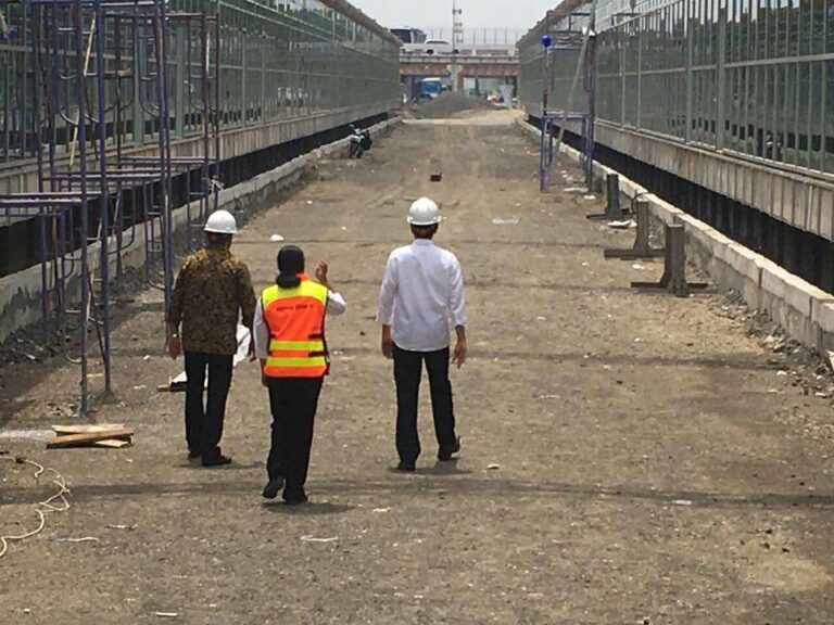 Presiden Joko Widodo saat memantau proyek KA Bandara Soekarno-Hatta