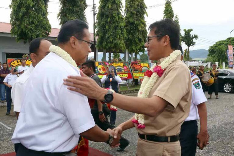 Direktur Utama KAI Edi Sukmoro saat bertemu dengan Gubernur Sumatera Barat Irwan Prayitno | Sumber: Kereta Api Kita