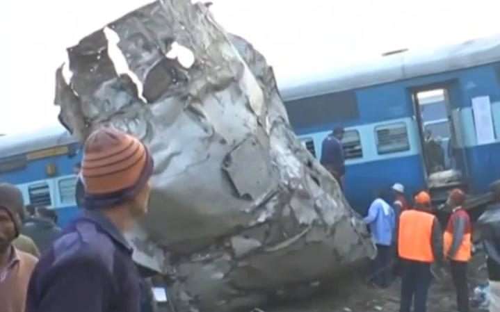 Kondisi anjlokan KA Patna-Indore Ekspres | Foto: Reuters