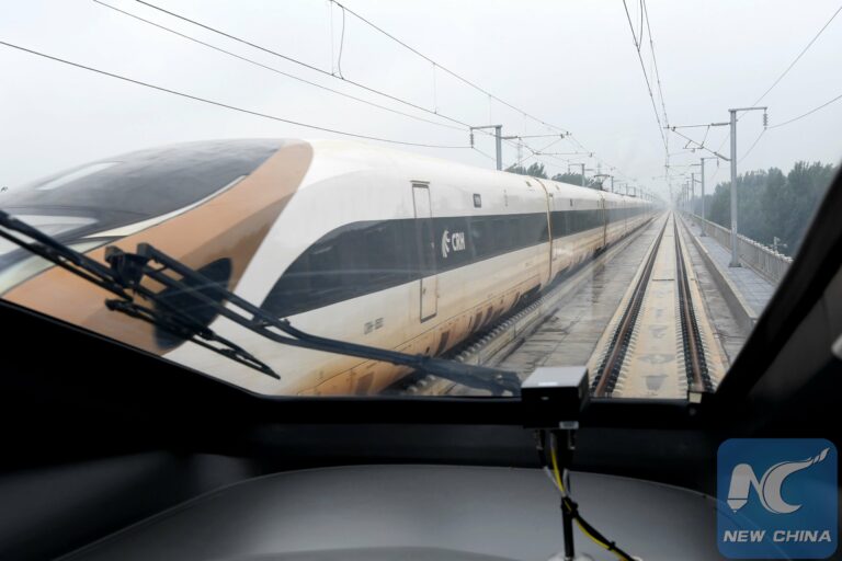 Pemandangan dari kabin salah satu purwarupa kereta cepat Tiongkok | Foto: New China