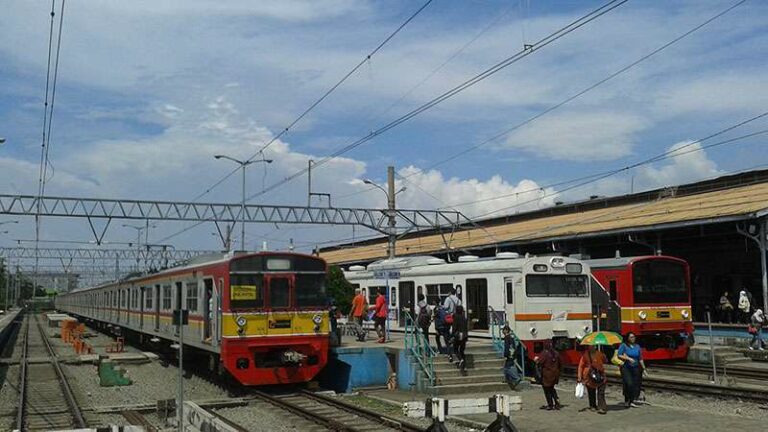 KRL JR 203, 103, dan 205 di stasiun Bogor, 16 Desember 2013. (Kevin Wilyan)