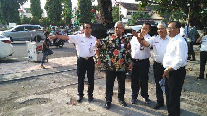 Menhub Budi bersama beberapa petinggi KAI | Foto: Ikrar Gilang Rabbani