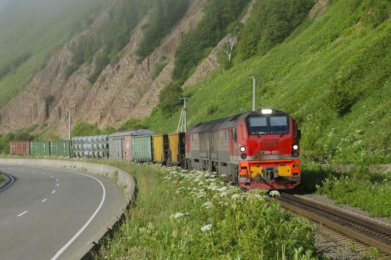 KA Barang di Sakhalin yang ditarik oleh lokomotif tipe TG16M