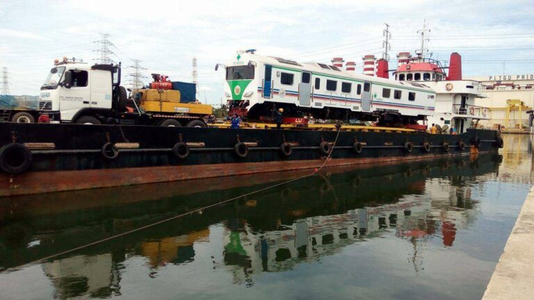 Satu kereta sudah berada di atas kapal LCT Bintang Samudra 2 | Foto: Aldi Yatin