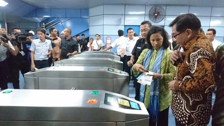 Menteri BUMN Rini Soemarno mencoba menggunakan RAILPAY untuk naik KRL Commuter Line