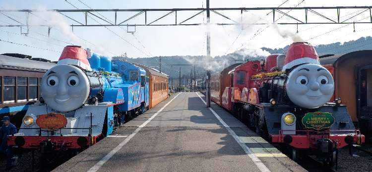 Thomas dan James bersanding dengan riasan khas natal di stasiun yang sama | Sumber: Oigawa Railway