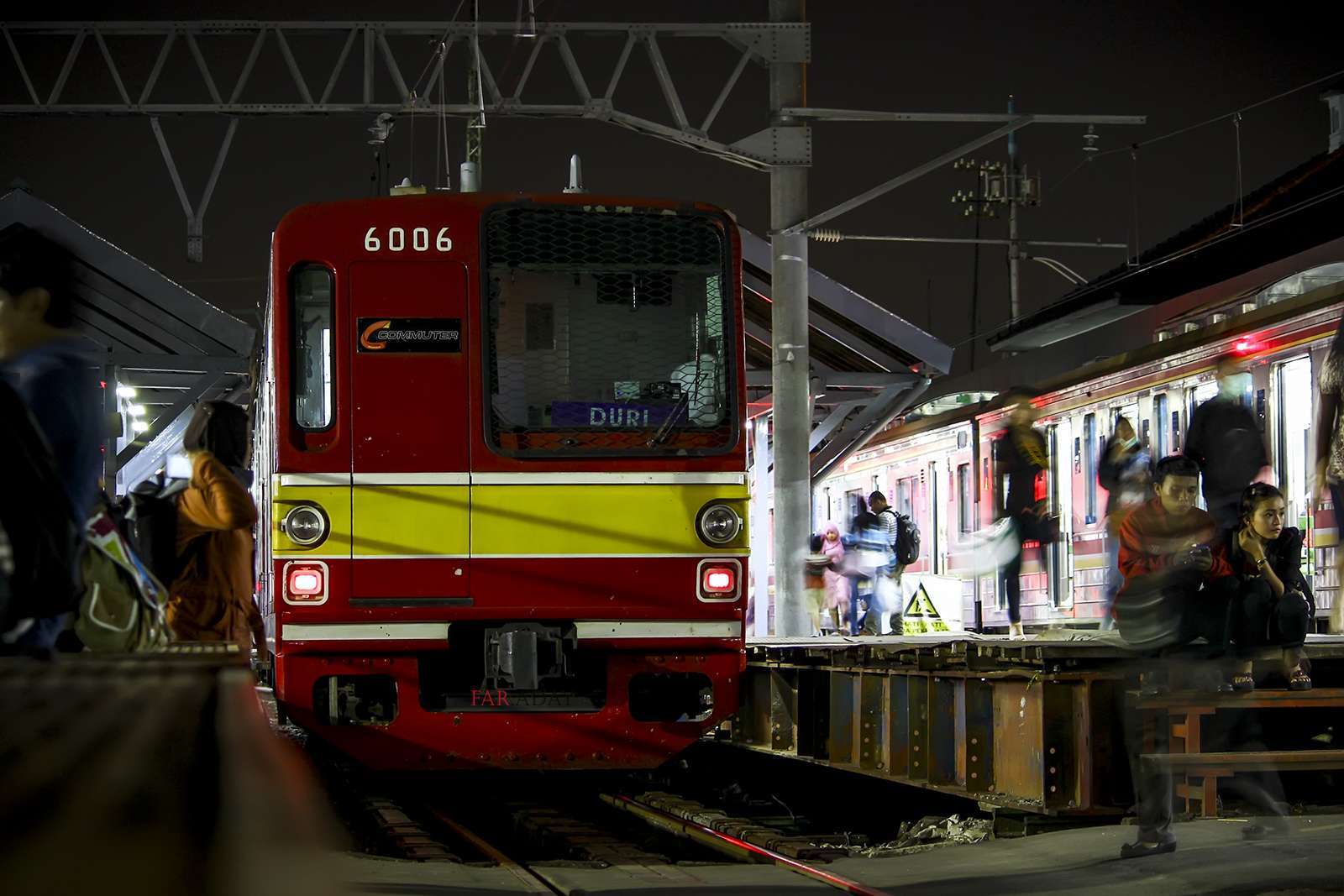 img_0258a KRL Commuter Line di malam hari. | Foto: Farouq Adhari