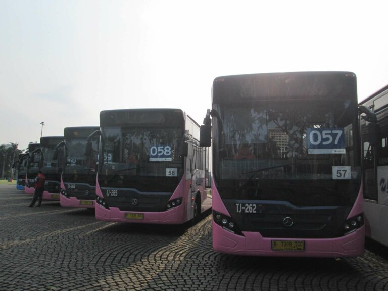 Deretan Bus Khusus Wanita (BKW) Transjakarta saat diresmikan di Monas, 19 Oktober 2016 lalu (Faris Fadhli)