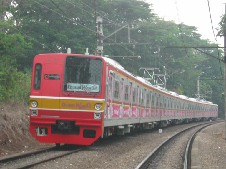 KRL Seri 6000 rangkaian 6107F, semasa masih menjadi Rangkaian Khusus Wanita RKW) | Faris Fadhli)