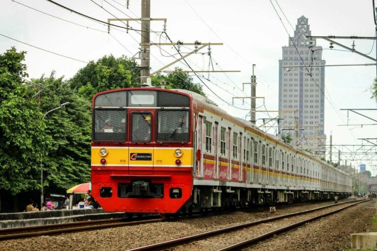 KRL seri 203 formasi 12 kereta | Foto: Farouq Adhari