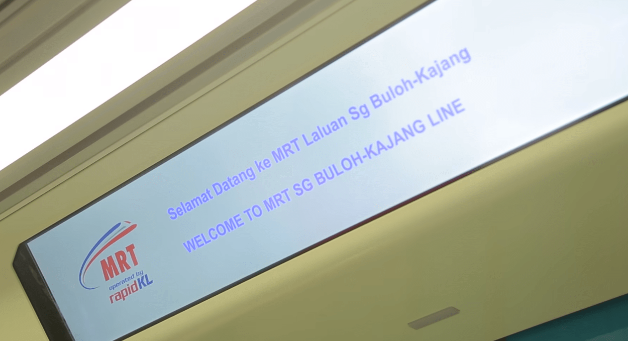 Display LED di bagian interior kereta.