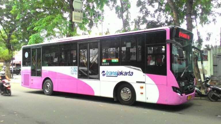 Salah satu unit Bus Khusus Wanita BKW) Transjakarta, Mercedes-Benz OH1526 dengan bodi Cityline2 besutan karoseri Laksana | Faris Fadhli)