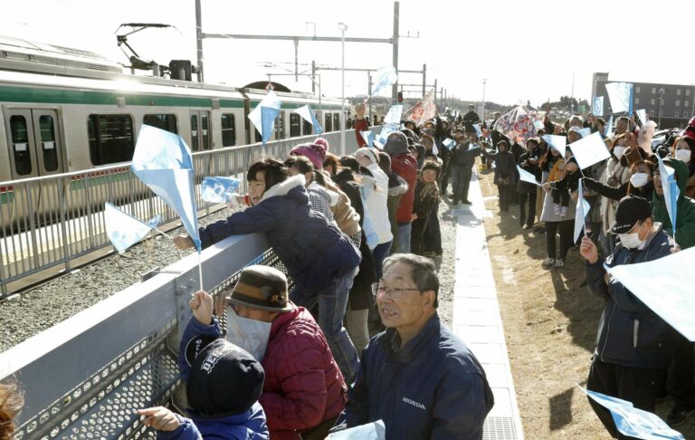 Masyarakat lokal yang menghadiri upacara pembukaan kembali sebagian jalur Joban. | Sumber: Kyodo