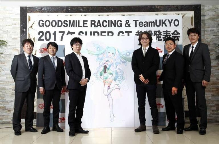 Para staf GoodSmile Racing & TeamUKYO dalam peluncuran maskot Racing Miku 2017 (sumber: ameblo.jp)
