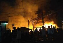 Pemukiman Dekat Stasiun Jakarta Kota Terbakar, Perjalanan KRL Terhambat Pemukiman Dekat Stasiun Jakarta Kota Terbakar