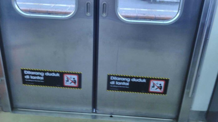 krl-commuter-dilarang-duduk-kaori-lofi