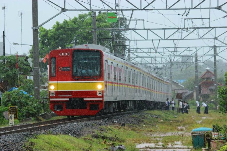 momen bersejarah layanan krl commuter line diuji coba sampai stasiun rangkasbitung - 1 HD Gallery | Kaori Nusantara 2025